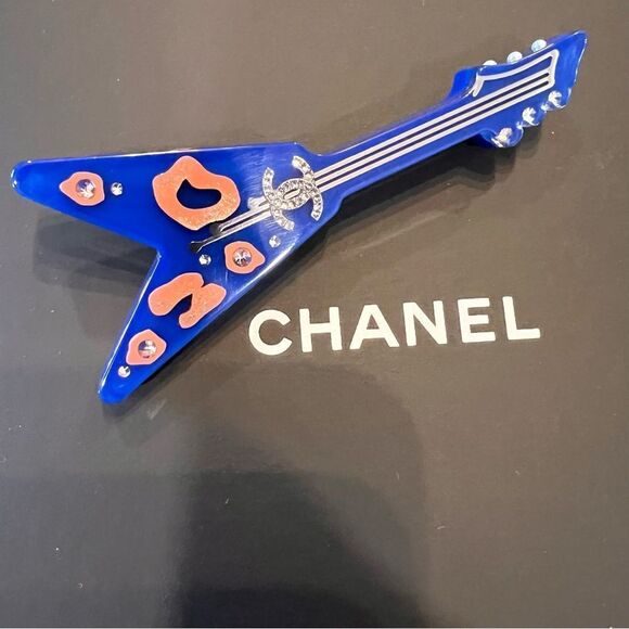 Chanel
Strass, Resin, Faux Pearl Guitar Brooch - Picture 8 of 8
